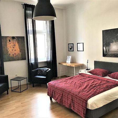 Studio & Apartments Near Reumannplatz Вена Экстерьер фото