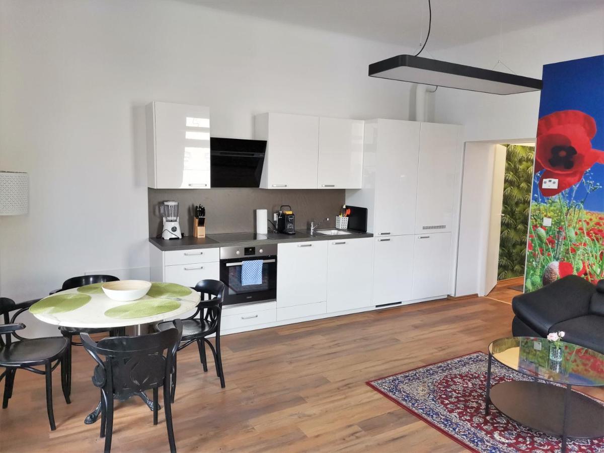 Studio & Apartments Near Reumannplatz Вена Экстерьер фото