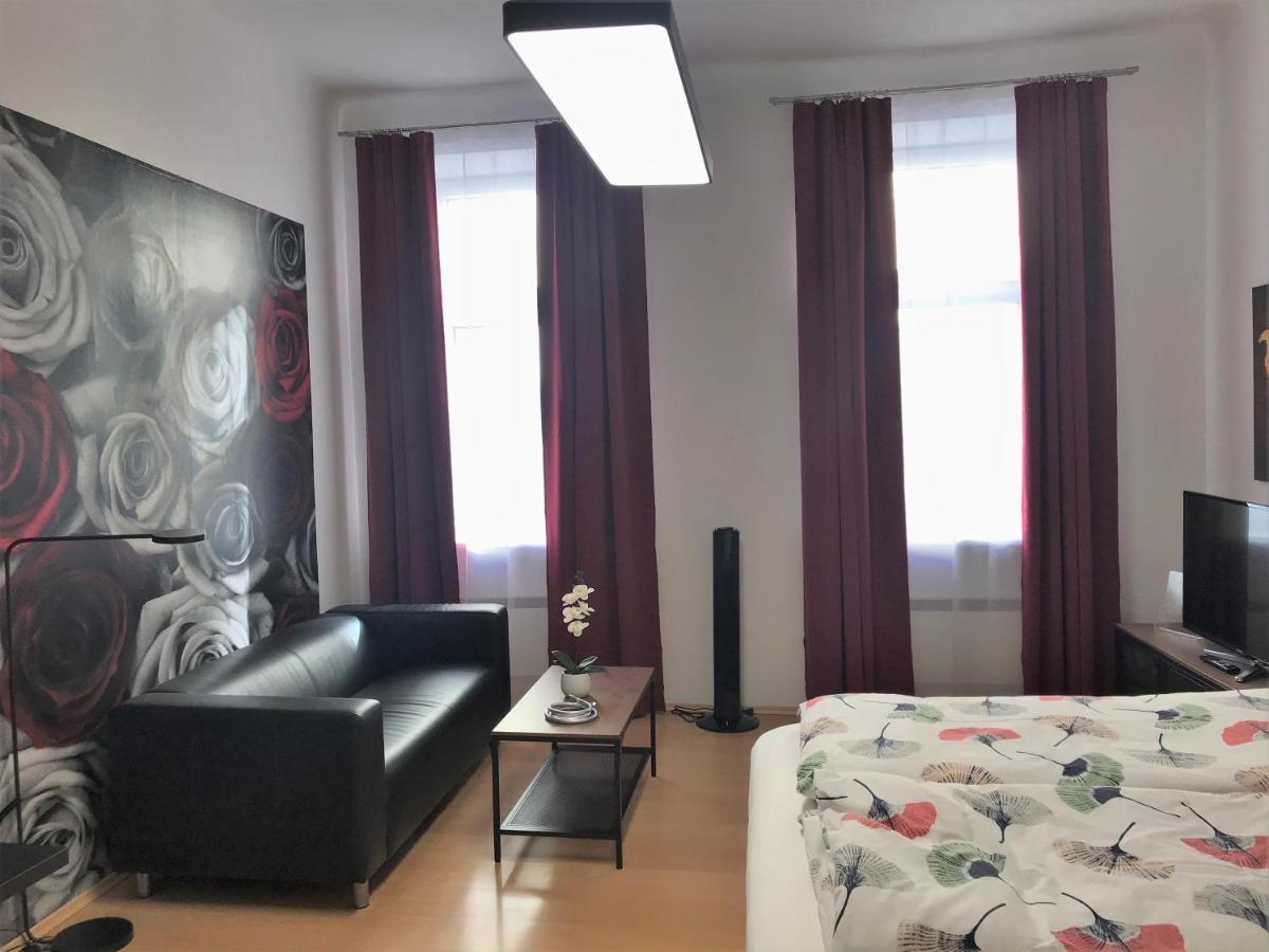 Studio & Apartments Near Reumannplatz Вена Экстерьер фото